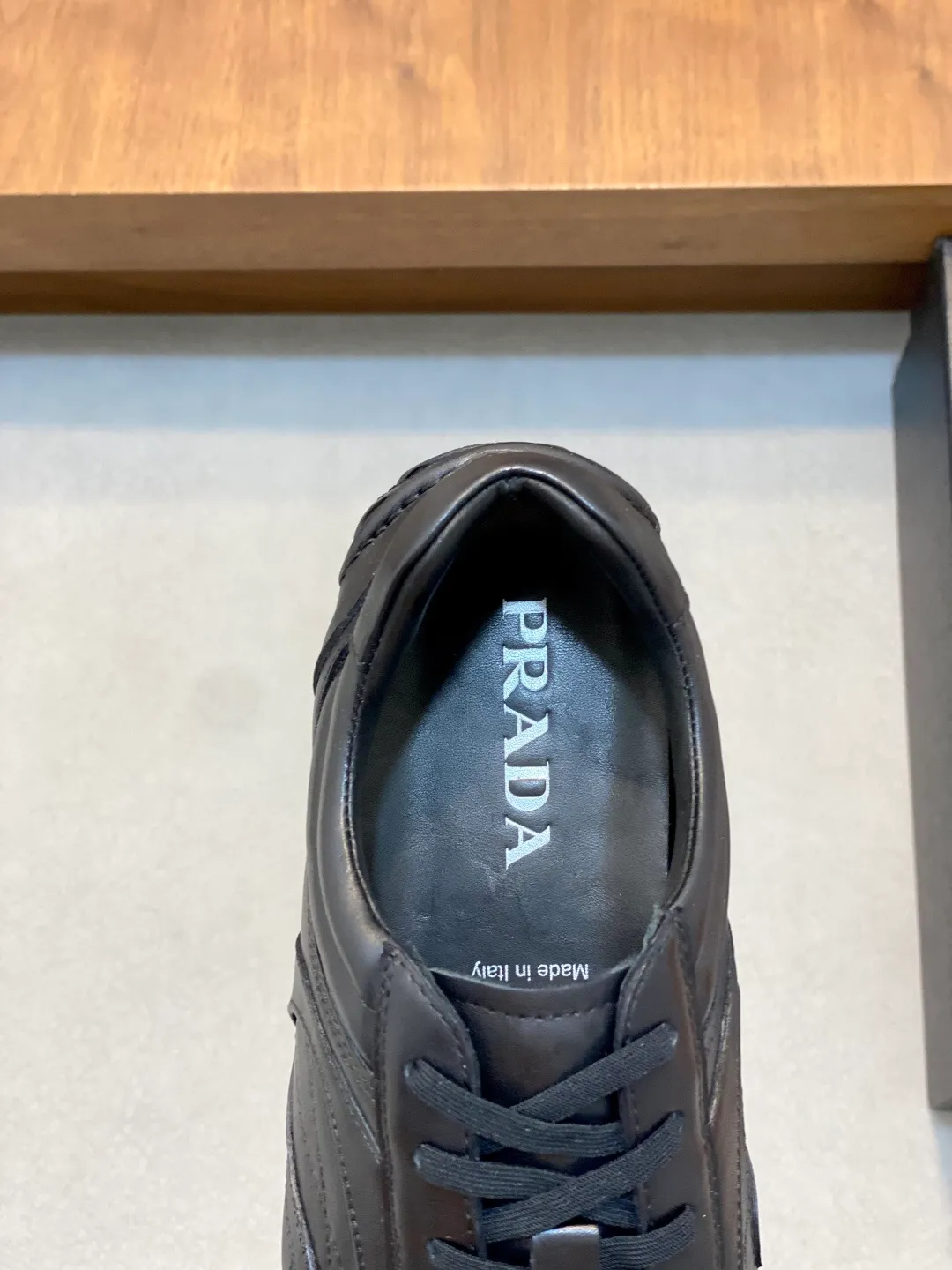 Men's Men's Shoes 💰800 Prada/Prada Men's Leather Casual Sports Shoes, a hot product made in Guangzhou! Made of imported calfskin splicing upper, three-dimensional geometric segmentation, precision manufacturing, uniform stitching, leather texture at a glance, multi-color splicing, fashionable and generous, soft, comfortable and breathable, decorated with PRADA letter logo on the outside, classic letter logo on the tongue, fabric strap on the heel, P family's classic sports shoe type, with fabric lining, silver logo cowhide foot pads, and P family's exclusive rubber outsole. The details are carefully crafted, making it a versatile item for travel! Comes with original box and dust bag! Multiple colors available! Size: 39-40-41-42-43-44 standard leather shoe size (38, 45 customized ¥)